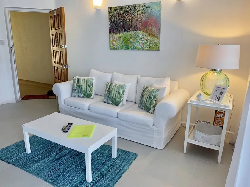 Øverste etage smukt renoveret Condo nær Strande - Image 1