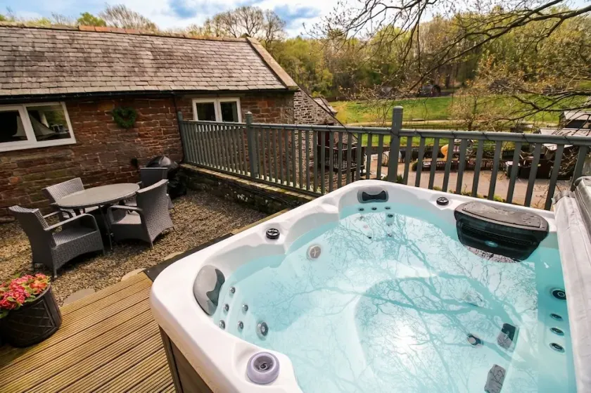 Cottage with private hot tub overlooking fishing lake sleeping 4 - Image 1