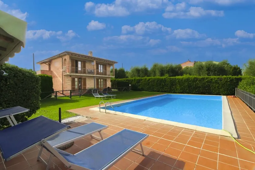 Typical Valdichiana farmhouse in red bricks, near the border between Tuscany and Umbria and a few km - Image 1