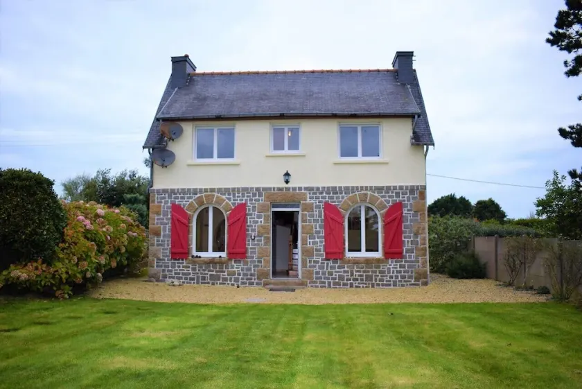 Renoveret Breton hus med WIFI og lukket have i LANDRELLEC - Image 1