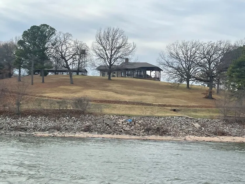 LAKEFRONT ON GRAND LAKE “THE LODGE” AT STONY POINT - Image 1