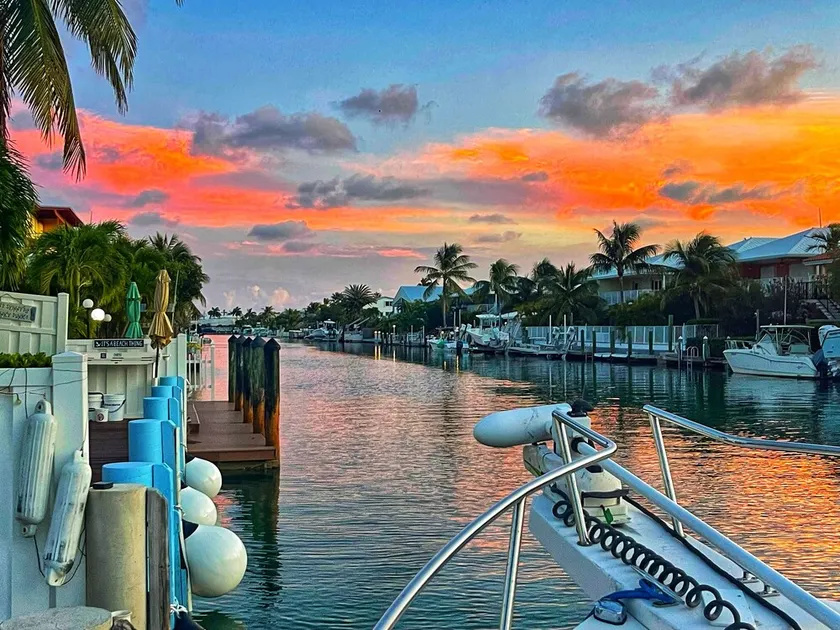 3Bedroom 2Bath~Ice Machine~Kayaks~PaddleBoard~Fishing~Swim Spa~Cabana Club~Bikes - Image 1