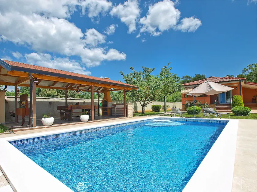 House 2069/33656 (Istria - Pula), 2400m from the beach - Image 1
