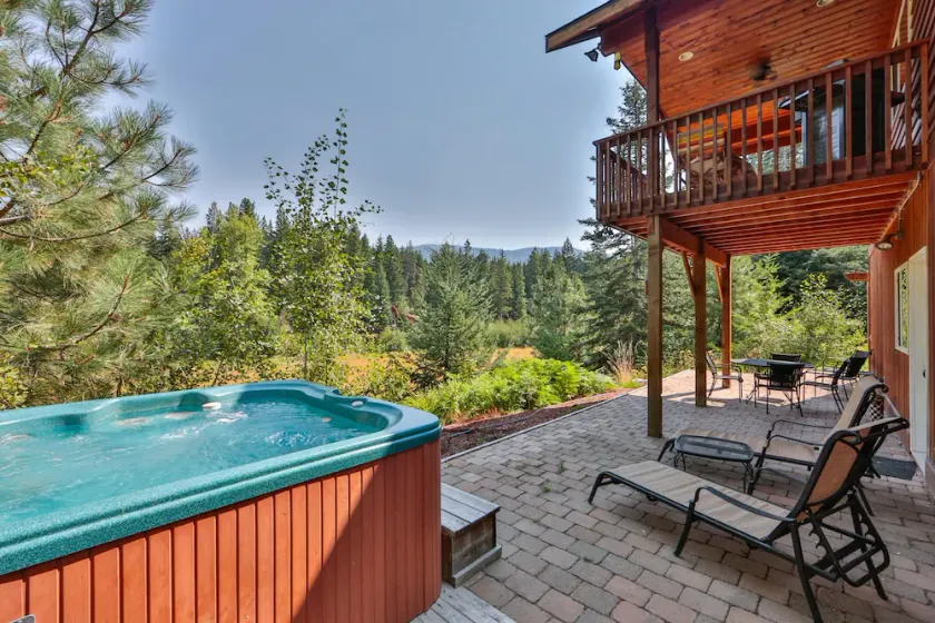 Sweet Private Leavenworth River Front Cabin with Fast WiFi & hot tub- Sleeps 6. - Image 1