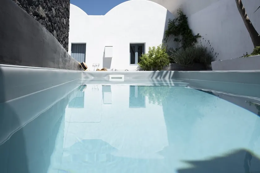 QUIET PART OF FIRA VERY CENTRAL 3 BEDROOM 2 BATHROOMS SPACIOUS TRADITION MODERN - Image 1