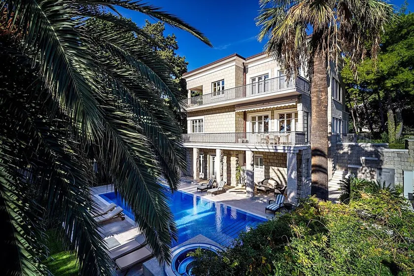 Beautiful Seafront Luxury Villa in Quiet Area Close to Center of Split - Image 1