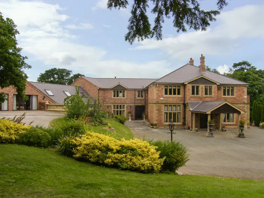 RICHMOND HALL, family friendly, luxury holiday cottage in St Asaph - Image 1