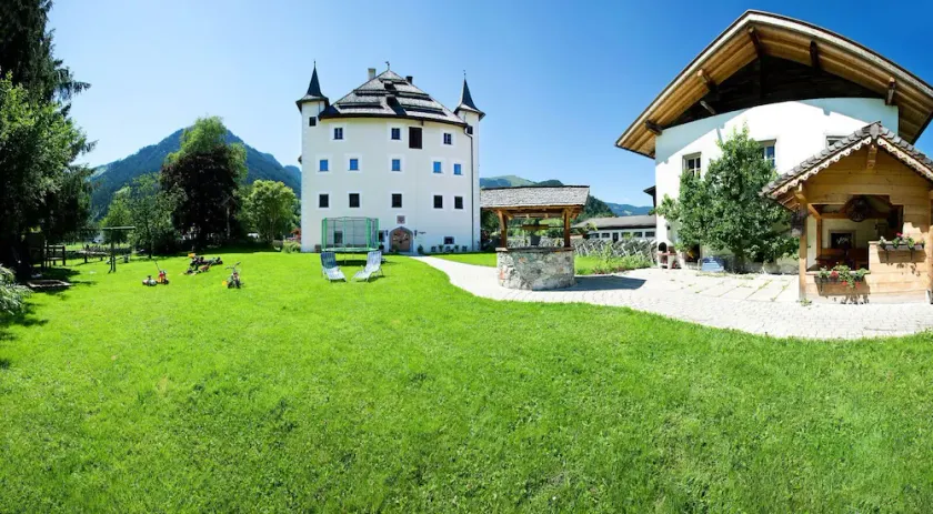 Castelo com 700 anos: 2º andar inteiro com 4 apartamentos com 5 quartos - Image 1