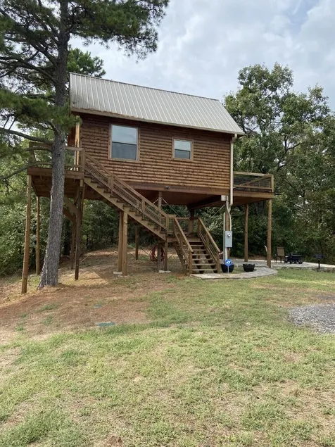 Treehouse/cabin with an amazing view of Mount Magazine - Image 1