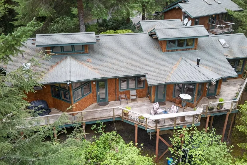 *NEW LISTING* Beautiful Lake Front Home w/ Hot Tub. Close to Downtown Florence and Dunes - Image 1