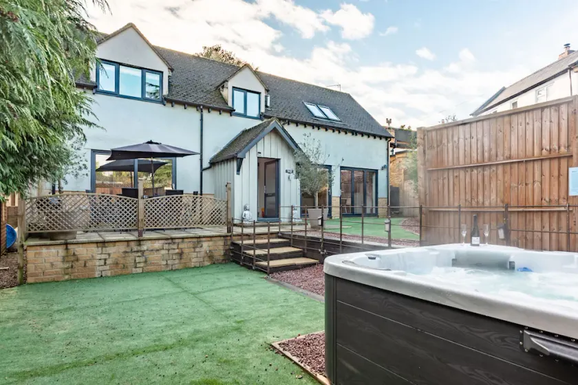Cotswold holiday let with hot tub - The Old Garage - Image 1