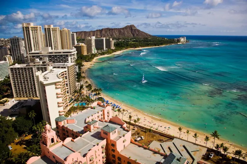 Direct Oceanfront au coeur de Waikiki! Spectaculaire Nouveau Reno Personnalisé !! - Image 1