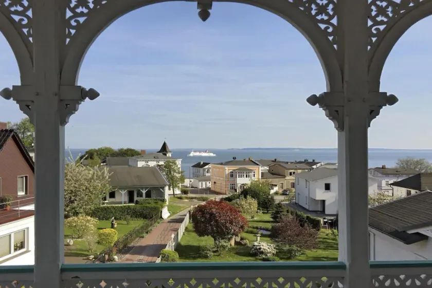 Apartment with ocean view—2 balconies, designer kitchen, hardwood floors, stylish bathroom—75 m² - Image 1