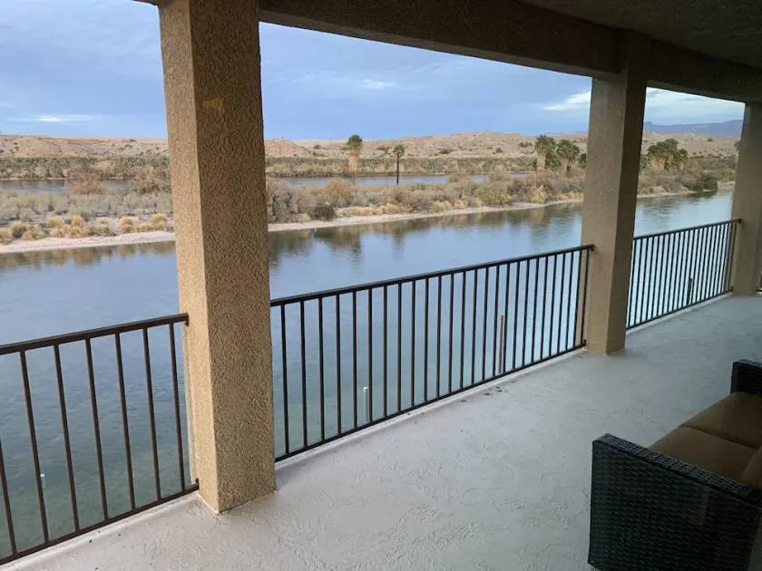 2900sf Riverfront home,no wake zone,5 bdrm, 4 bath Sleeps14,games, Sandy Beach! - Image 1