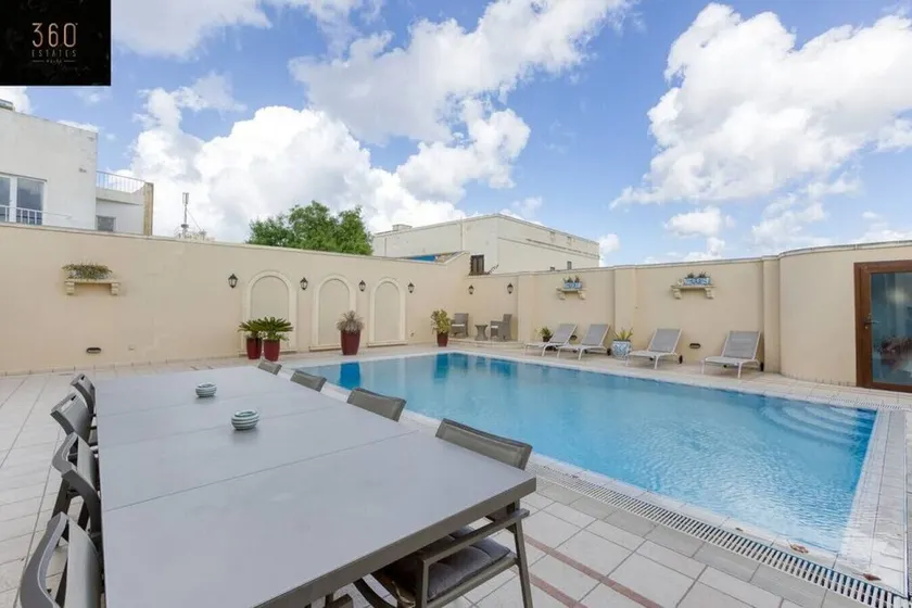 LUX VILLA with amazing BBQ, Pool Area & WIFI by 360 Estates - Image 1
