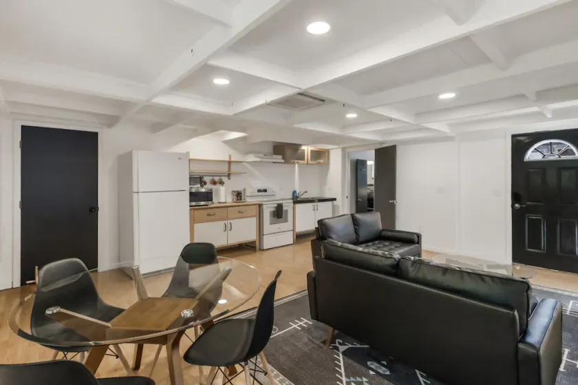 Charming Avenue Guest House - Image 1