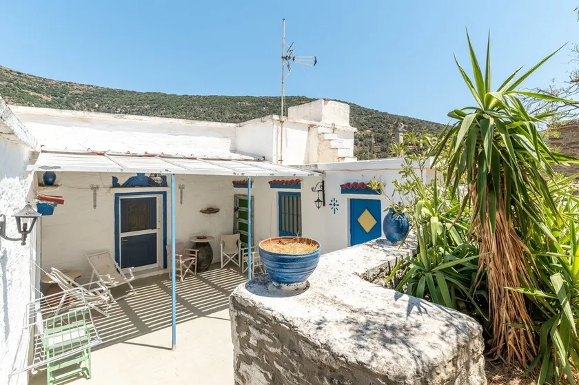 Maison de vacances 'Andros Traditional House' avec vue sur la montagne, terrasse privée et jardin privé - Image 1