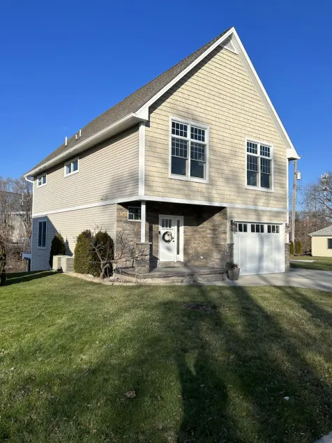 Large, 3 bedroom  Cottage on Black River sleeps up to 10. - Image 1