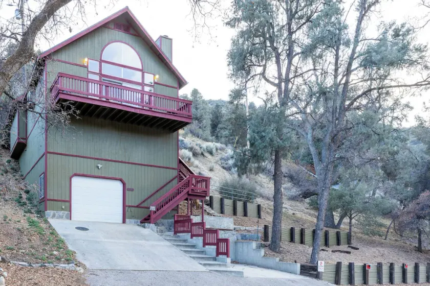 Private Cabin located directly across Park - Image 1