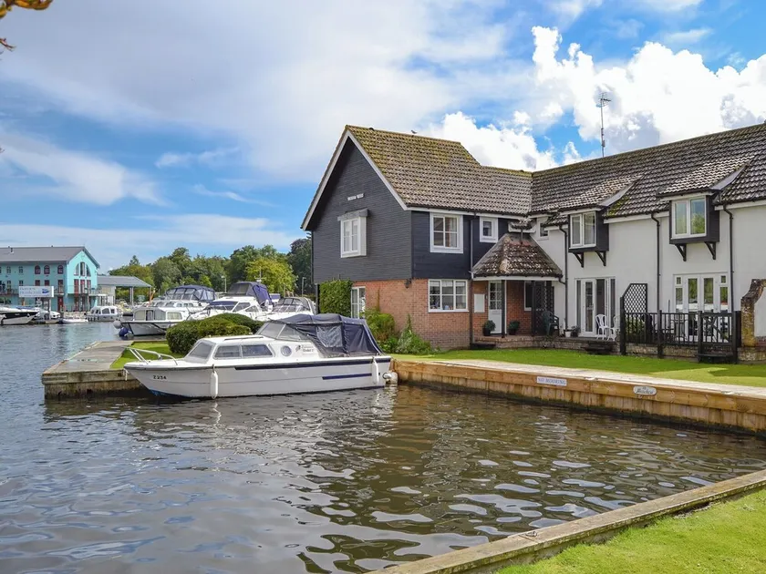 Ideal for a couple or small family wishing to discover the Norfolk Broads. - Image 1