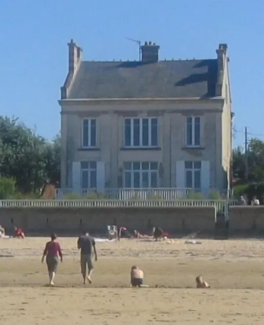 Villa frente al mar y los restos del rellano. - Image 1