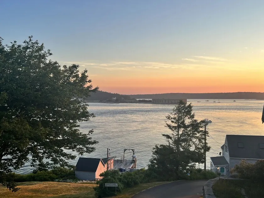 Water views! Private community beach! Pet friendly - Image 1
