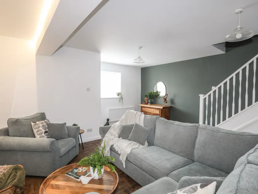 Y GOEDWIG, pet friendly, with a garden in Newborough - Image 1