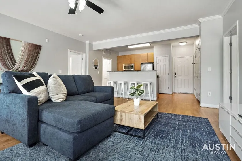 Charming and Spacious Apt in Austin with a Pool - Image 1