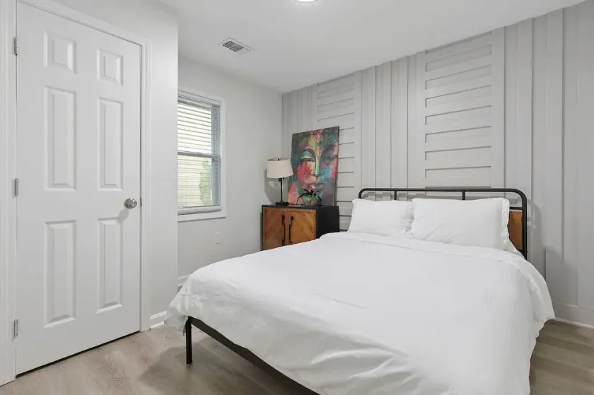 Charming 2BR Retreat-Free Parking - Image 1