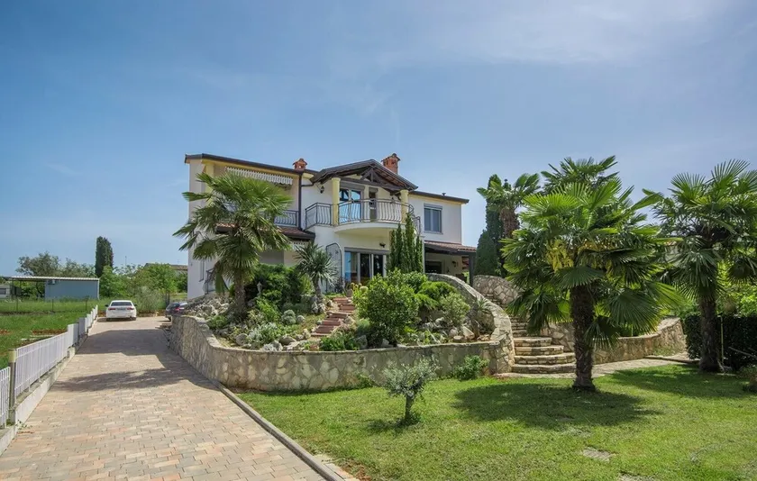 Studio Apartment Ljiljana II with Balcony and Sea View - Image 1