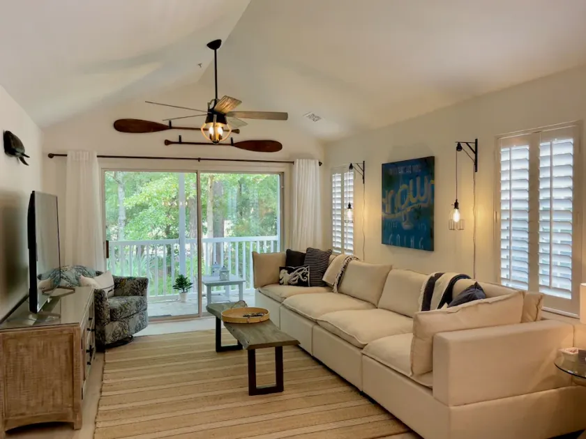3 Bed/3 Bath Remodeled End Unit & 5 min to Beach! Pet Friendly!! - Image 1