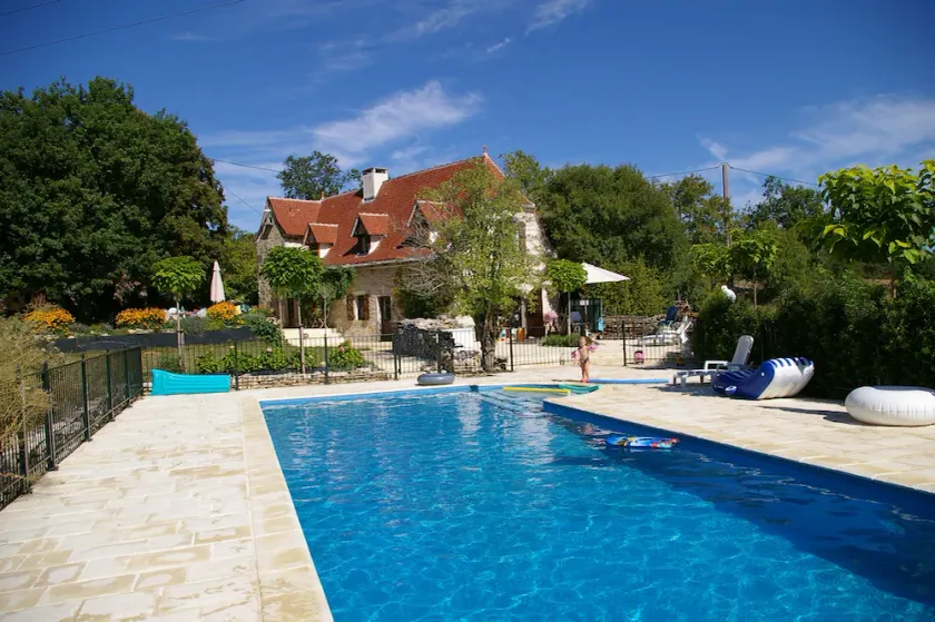 Charming air-conditioned house with heated fenced swimming pool and large garden - Image 1