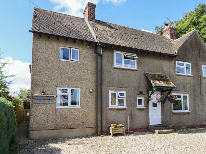 MOLLY'S BIT, pet friendly, with a garden in Bourton-On-The-Water - Image 1