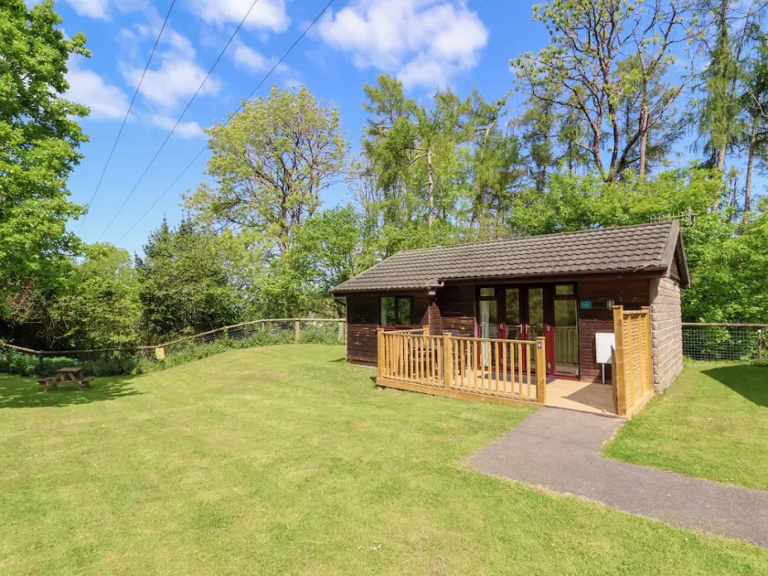 6 MANLEIGH PARK, pet friendly, with a garden in Combe Martin - Image 1