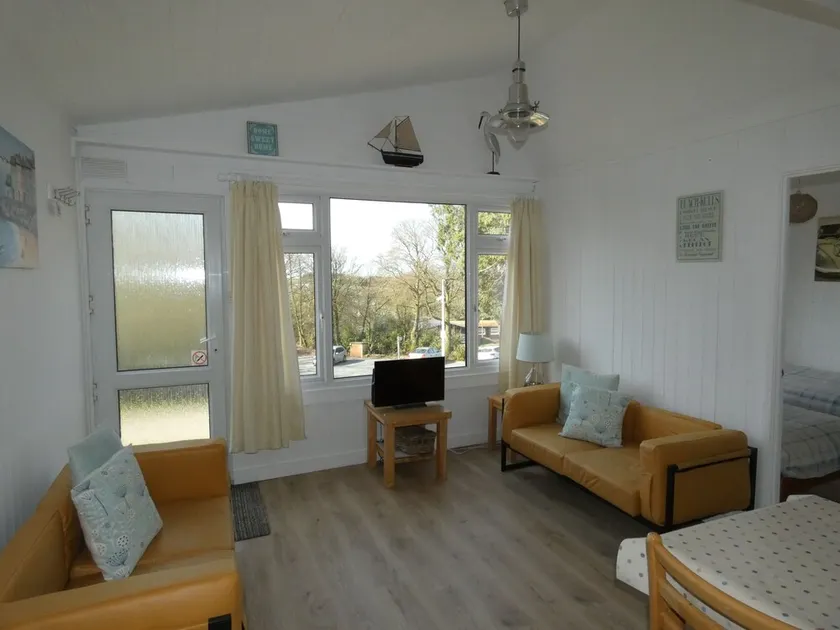 Lovely bright bungalow, tasteful coastal interior. - Image 1