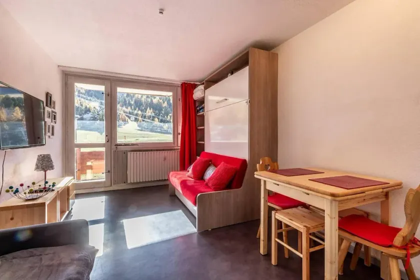 Ski-in/ski-out & foot of the slopes, 6th floor, view ski slopes, balcony, parking, ski locker, 25m² - Image 1