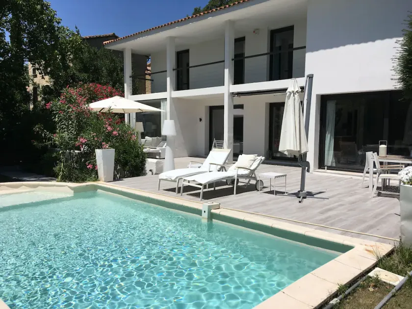 Contemporary villa about 220m2 swimming pool - Image 1