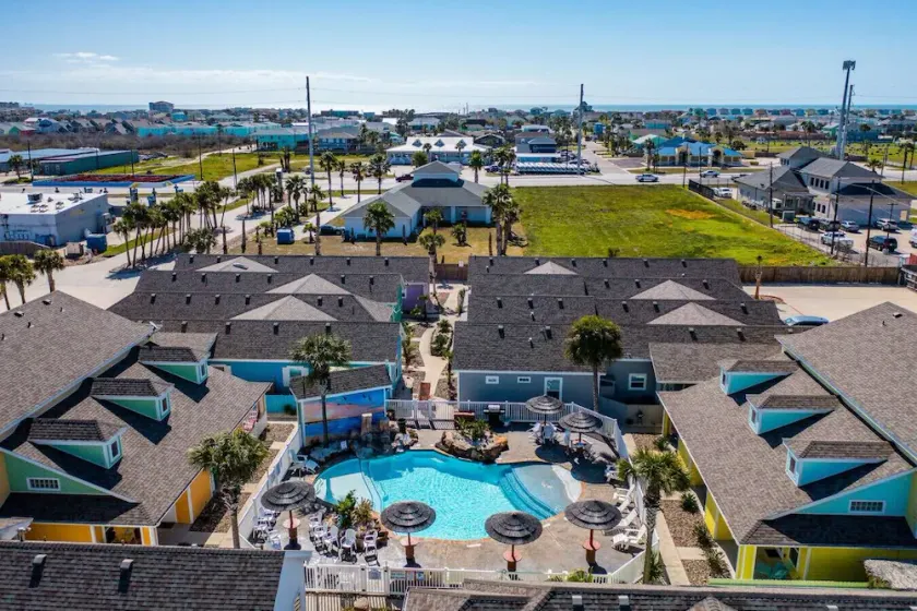 `Accessible and Pet-Friendly: 2 Community Pools and a 1-Level Flat Entrance for Ultimate Comfort` - Image 1