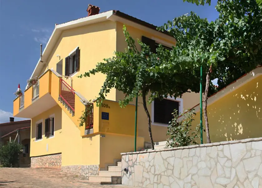 Cozy 1 bedroom apartment with balcony - Image 1
