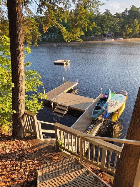 Private lakeside home with 2 private docks, hot tub, bball hoop, H2o activities - Image 1
