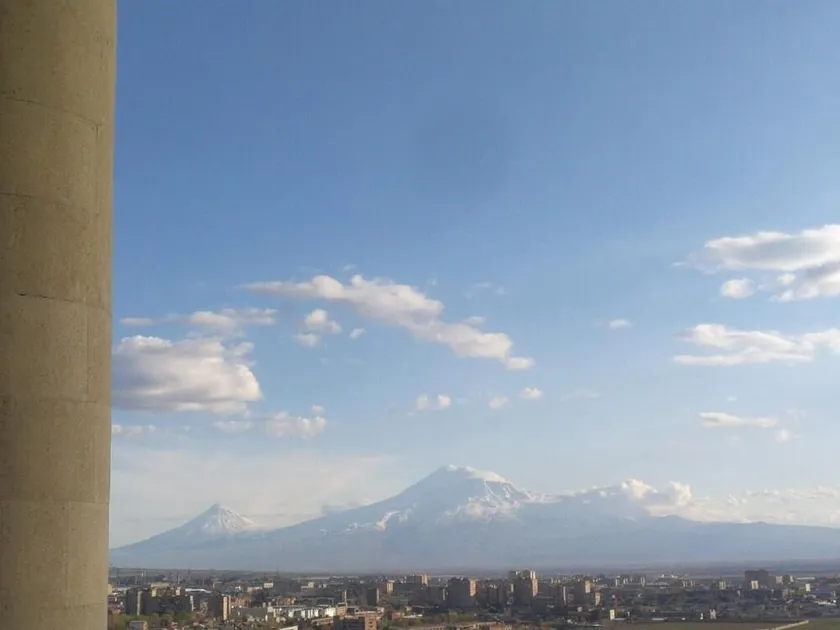 A rare minimalist concept in a quiet location with skyline view - Image 1