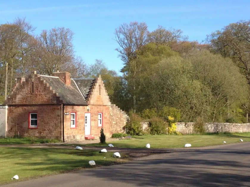 Cozy, dog friendly cottage on the edge of Kinblethmont Estate near to golf and beaches - Image 1