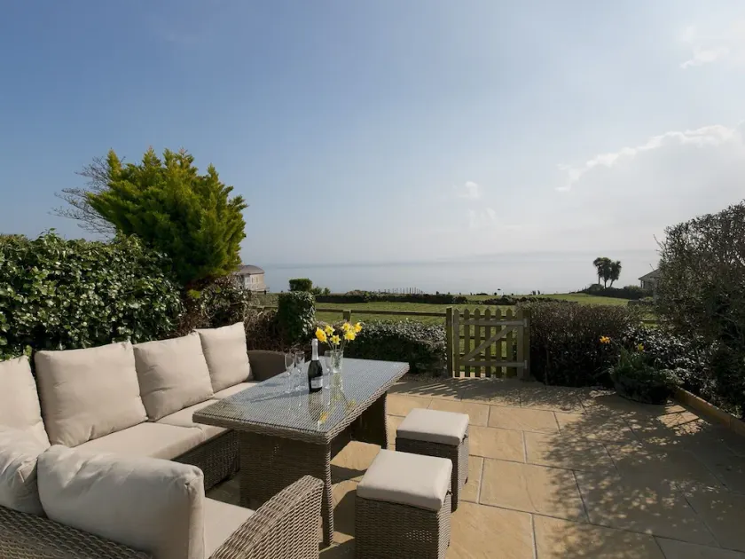 Cozy 3 Bedroom Cottage with stunning Sea View - Pass the Keys - Image 1