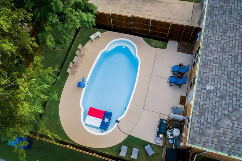 Updated 4 Bedroom Home Pool, Sleeps 8 Wifi Garage - Image 1