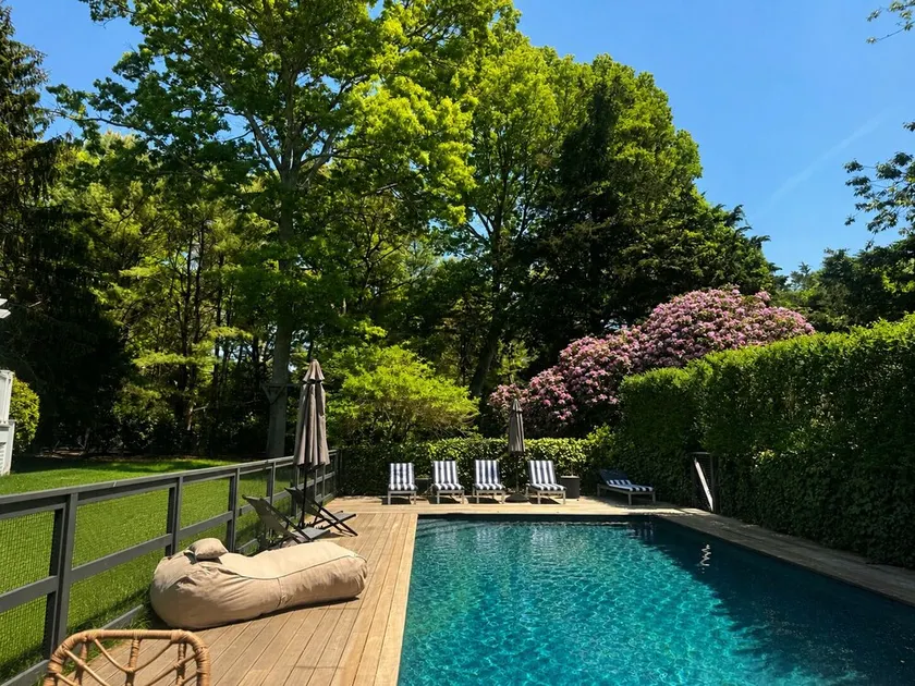 Large East Hampton house with heated pool and home gym - fully fenced - Image 1