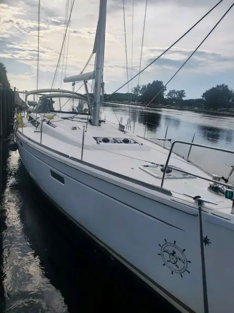 Relax and enjoy life’s simple pleasures! Come stay on a 52ft yacht - Image 1
