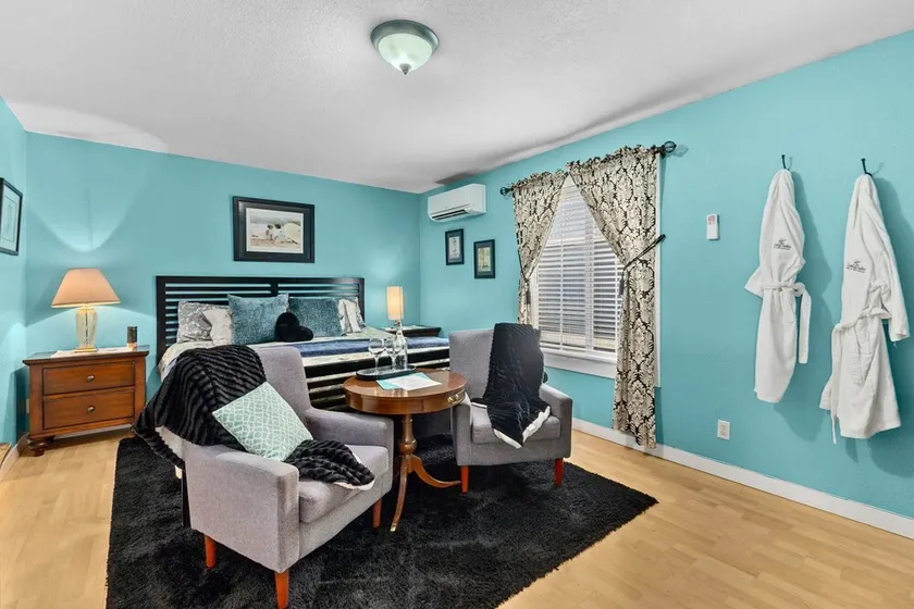Betsy Pease A inden for Conley Suites BNB - Image 1