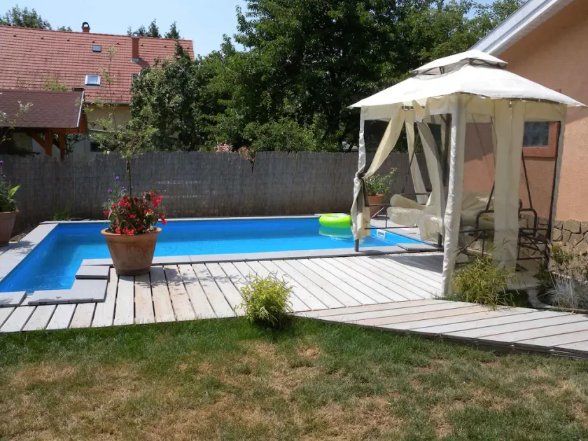 Holiday apartment with pool and air conditioning - Image 1
