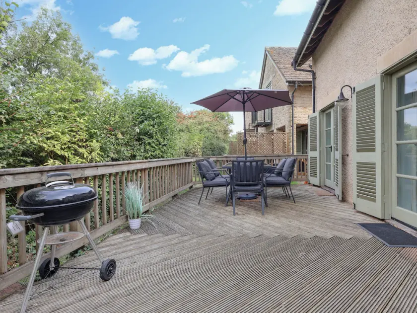 3 bedroom accommodation in Somerford Keynes - Image 1