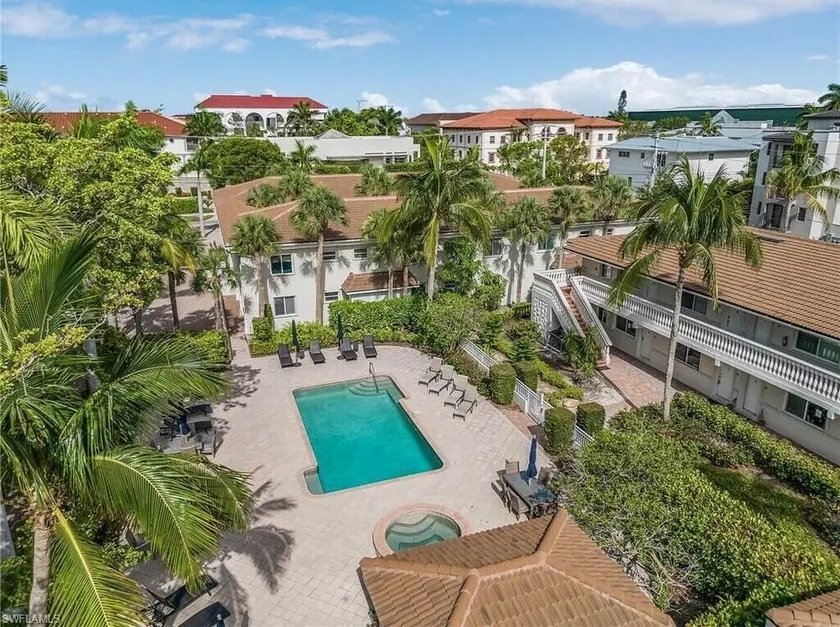 Old Naples 2 Bed 2 Bath Luxury Condo - Image 1